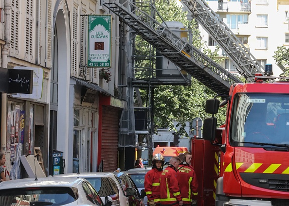 Intervention des pompiers pour maîtriser un incendie  rue de Nemours à Paris le 22 juin 2019. (JACQUES DEMARTHON/AFP/Getty Images)