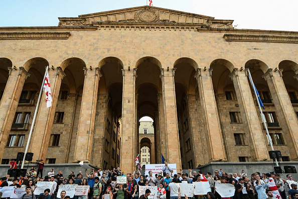 Les manifestants assistent à un rassemblement anti-russe devant le bâtiment du parlement à Tbilissi le 22 juin 2019. (Photo : VANO SHLAMOV/AFP/Getty Images)