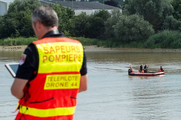 Les pompiers font des recherches alors que Steve Canico a disparu après avoir chuté suite à une intervention de la police à Nantes, le 25 juin 2019.  (SEBASTIEN SALOM-GOMIS/AFP/Getty Images)