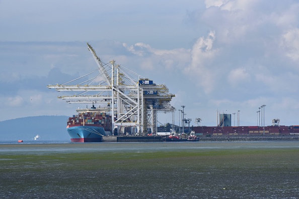Le cargo Anna Maersk arrive à Deltaport, à Tsawwassen, en Colombie-Britannique, au Canada, le 29 juin 2019, pour décharger 69 conteneurs d'ordures renvoyés des Philippines.   (Photo : DON MACKINNON/AFP/Getty Images)
