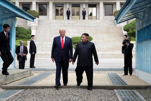 Le dirigeant nord-coréen Kim Jong Un et du président américain Donald Trump dans la zone démilitarisée (DMZ) séparant la Corée du Sud et la Corée du Nord le 30 juin 2019 à Panmunjom, en Corée du Sud. (Photo : Dong-A Ilbo via Getty Images)