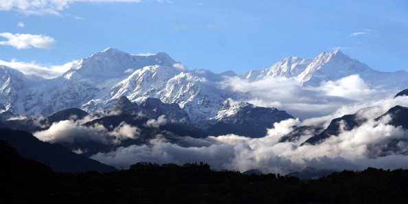 -Cette photo prise du bazar de Kaluk dans l'état indien du Sikkim, le 11 mai 2007, montre une vue du mont Kanchenjunga. Ce mont est surnommée "Les cinq trésors des neiges", est la troisième plus haute montagne du monde avec une altitude de 8 586 mètres après le mont Everest et le K2. photo DIPTENDU DUTTA / AFP / Getty Images.