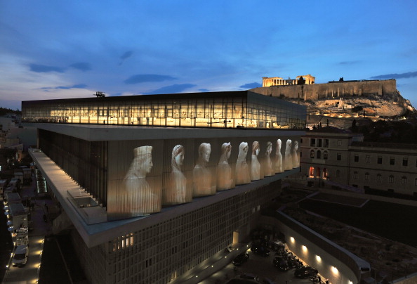 -Une vue générale du nouveau bâtiment du musée de l'Acropole en Grèce à Athènes. Il a été conçu par le célèbre architecte franco-suisse Bernard Tschumi. Le bâtiment est à trois niveaux, d'une superficie totale de 25 000 mètres. Photo LOUISA GOULIAMAKI / AFP / Getty Images.