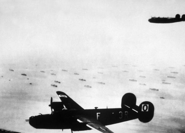 1944 :  Un B-24 Liberator survolant l'Armada d'invasion en direction des côtes françaises.  (Photo : Keystone/Getty Images)