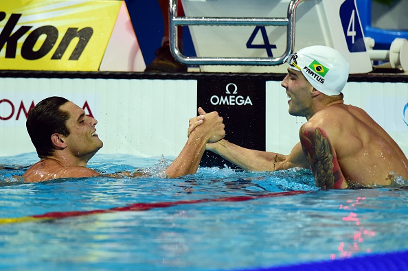 -Le Français Florent Manaudou et le Brésilien Bruno Fratus lors d’une finale du 50 m nage libre masculin aux championnats du monde FINA 2015 à Kazan le 8 août 2015. Photo CHRISTOPHE SIMON / AFP / Getty Images.