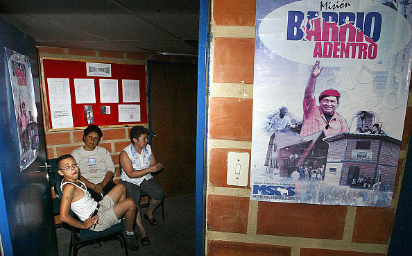 -Des patients attendent d'être reçus par les médecins cubains du programme « Barrio Adentro », créé par le président vénézuélien Hugo Chavez le 22 février 2005 dans un quartier densément peuplé de l'ouest de Caracas. Photo ANDREW ALVAREZ / AFP / Getty Images.