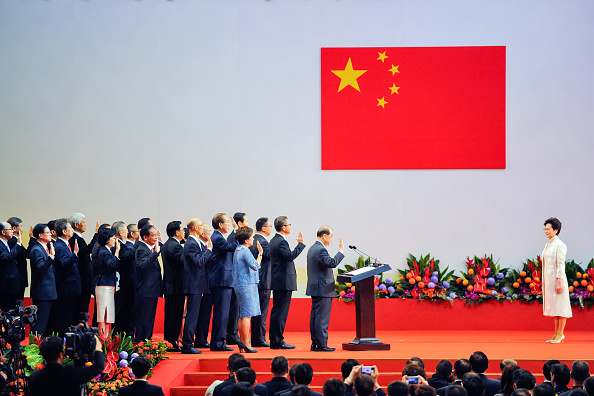 -Carrie Lam Cheng Yuet-Ngor, la nouvelle directrice générale de Hong Kong et son nouveau cabinet sont assermentés par le président chinois Xi Jinping lors d'une cérémonie d'inauguration à Hong Kong, en Chine, le 1er juillet 2017. Par cette photo nous comprenons les intentions de la Chine. Photo par Keith Tsuji / Getty Images.
