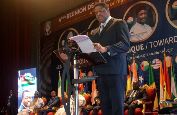 Le président de la Communauté Economique des Etats de l'Afrique de l'Ouest (CEDEAO), Marcel De Souza, prononce un discours lors de l'ouverture d'un sommet des chefs d'Etat de la CEDEAO à Niamey le 24 octobre 2017 sur la création d'une monnaie unique pour la CEDEAO. (Photo : BOUREIMA HAMA/AFP/Getty Images)