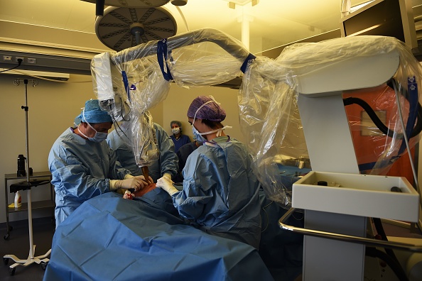 -L'oncologue chirurgical Max Buttarelli effectue une radiothérapie peropératoire avec un dispositif Intrabeam sur une patiente atteinte du cancer du sein le 2 novembre 2017. Photo ANNE-CHRISTINE POUJOULAT / AFP / Getty Images.