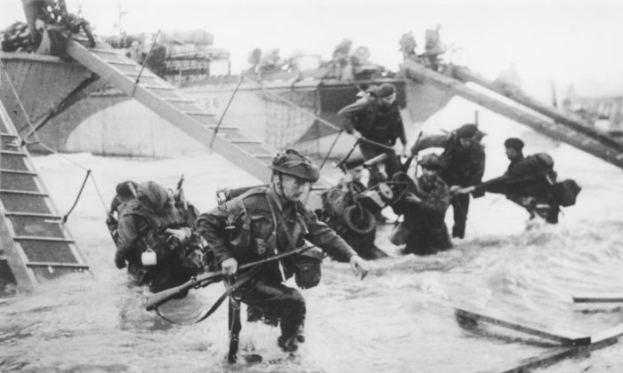 Troupes de la 48e de la marine royale britannique à Saint-Aubin-sur-Mer, sur la plage de Juno Beach, en Normandie, France, lors du débarquement de Normandie, le 6 juin 1944. (Hulton Archive/Getty Images)


