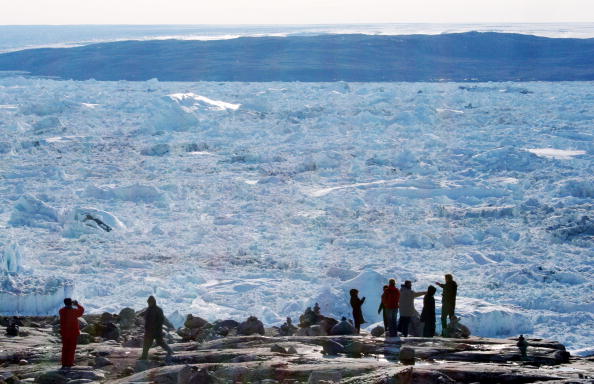 -Ilulissat, sur la côte ouest du Groenland, des touristes regardent la glace du fjord. Ilulissat au Groenland, est l'un des plus vastes et des plus actifs glaciers au monde, les effets du réchauffement climatique dans l'Arctique sont visibles la glace fond à une vitesse alarmante. Le glacier est en mauvais état, préviennent les experts. Photo STEEN ULRIK JOHANNESSEN / AFP / Getty Images.