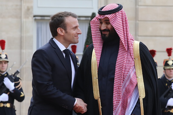 Le président Emmanuel Macron accueille le prince Mohammed bin Salman à l'Elysée le 10 avril 2018 à Paris. (LUDOVIC MARIN/AFP/Getty Images)