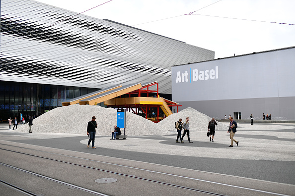 -Un aperçu général lors  de la visite de presse pour Art Basel à Bâle, en Suisse. Art Basel est l'une des foires d'art les plus prestigieuses au monde et met en valeur le travail de plus de 4 000 artistes sélectionnés par 300 galeries d'art renommées. Photo par Harold Cunningham / Getty Images.