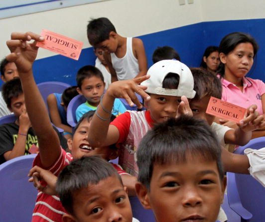 -Les jeunes garçons montrent leur admission chirurgicale en attendant leur tour lors d'un programme de circoncision de masse dans un hôpital municipal de la ville de Cainta, dans la province de Rizal, à l'est de Manille, le 17 avril 2010. Photo JASON GUTIERREZ / AFP / Getty Images.