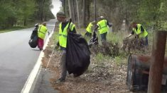 États-Unis : Des sans-abri sont rémunérés en échange du nettoyage des rues, dans le cadre d’un projet d’essai de 6 mois