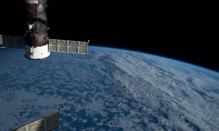 Depuis son « bureau », l’astronaute de la NASA, Nick Hague jouit d’un panorama sans aucun concurrent sur terre, car il peut la voir entièrement.