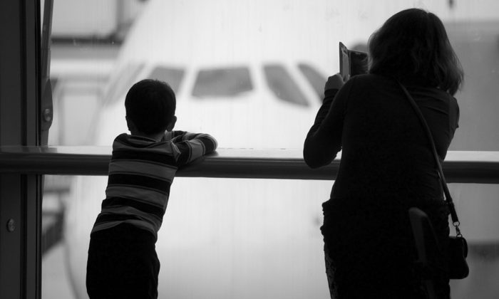 Image d'illustration d'une mère avec son enfant dans un aéroport. (Ciggy1/Pixabay)