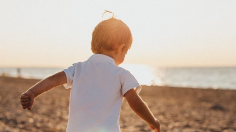 Photo d'illustration d'un garçon courant sur la plage. (Xavier Mouton Photographie/Unsplash) 