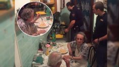 Des policiers bienveillants cuisinent des pâtes pour un couple de personnes âgées esseulées qui pleurait à chaudes larmes