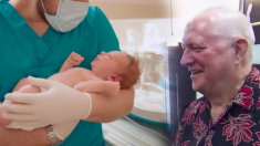 Un médecin a sauvé un bébé prématuré il y a 30 ans, ignorant que cela sauvait en même temps sa propre vie