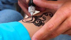 Une mère en colère contre la crèche pour avoir fait un tatouage au henné à son enfant de 4 ans sans permission