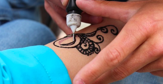 Un tatouage au henné appliqué au poignet de quelqu'un. (Max Pixel/Creative Commons Zero - CC0[https://creativecommons.org/publicdomain/zero/1.0/deed.en])
