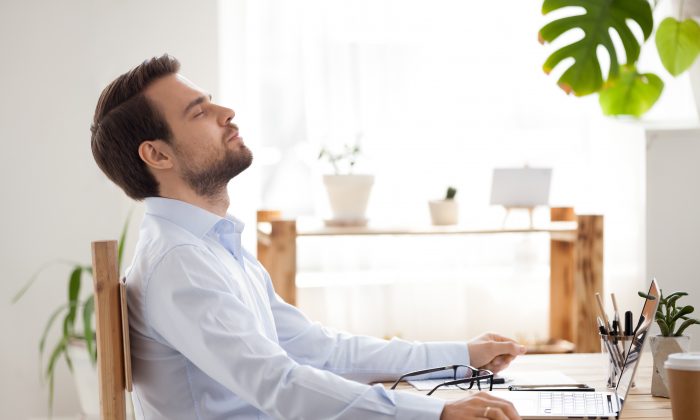Prendre une grande respiration pendant un moment de stress peut procurer un soulagement instantané. (fizkes/Shutterstock)