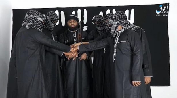 Une image non datée publiée par l'agence de presse Amaq le 23 avril 2019, montrant huit hommes prêtant allégeance à Daech. (Agence de presse Amaq)