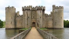 Les secrets des châteaux médiévaux : pourquoi les escaliers des châteaux sont-ils construits dans le sens des aiguilles d’une montre – en voici la raison