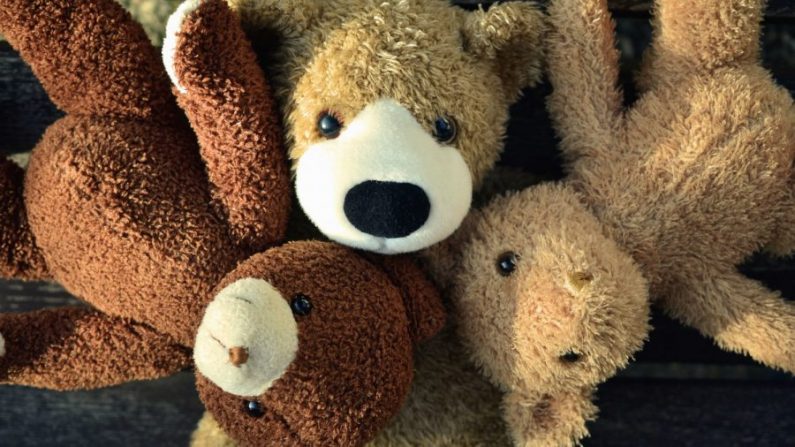 Une photo de trois ours en peluche. (Pixnio/domaine public) 
