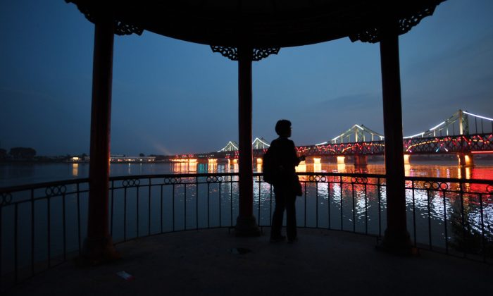Une femme qui regarde un pont en Chine. (Greg Baker/AFP/Getty Images)