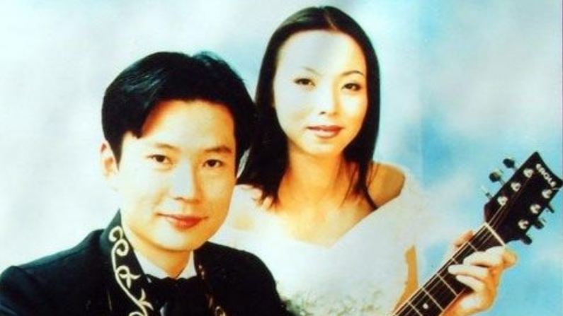 Li Jingsheng et son épouse Wan Yu lorsqu’ils se sont produits ensemble à la fin des années 1990. (Minghui.org)
