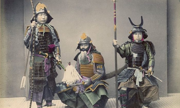 Une photo de samouraï en armure par Kusakabe Kimbei. (Domaine public)
