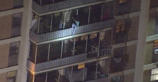 Un homme escaladant le côté d'un immeuble de 19 étages à Philadelphie pour échapper à un incendie le 18 juillet 2019. (WPVI-TV via AP)