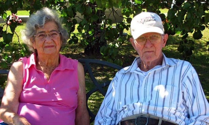 Une photo prise en 2011 de Frances et Herbert DeLaigle, mariés pendant 71 ans, avant de décéder le même jour à Waynesboro, en Georgie aux États-Unis, le 15 juillet 2019. (Avec l'aimable autorisation de Jessie Annette DeLaigle/Facebook)
