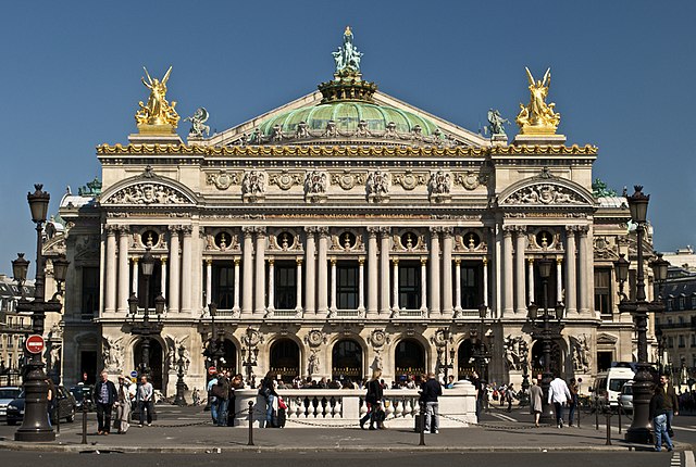 -Façade sud de l'Opéra Garnier à Paris, en France. Photo de Peter Rivera Wikipédia.