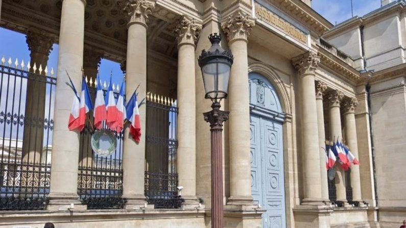 Vue de l'entrée de l'Assemblée nationale située au 126, rue de l'université (VIIe arrondissement). Crédit : Google Maps.  