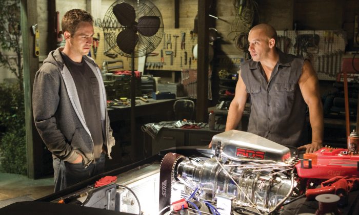 Paul Walker et Vin Diesel sur le tournage du film Fast and Furious 7. (AP Photo/Universal Pictures, Jaimie Trueblood)