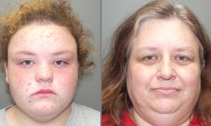 Anita Jean Dobbins, 18 ans, (à gauche) et Angela Marie Dobbins, 46 ans, ont été accusées de mise en danger d'un bébé à Scottsboro, Arizona, le 22 juillet 2019. (Courtesy of Scottsboro Police Department)