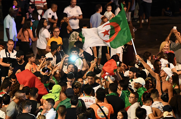 Des supporteurs de l’équipe de football algérienne célèbrent la victoire des Fennecs sur le Vieux-Port de Marseille le 14 juillet. Crédit : BORIS HORVAT/AFP/Getty Images.