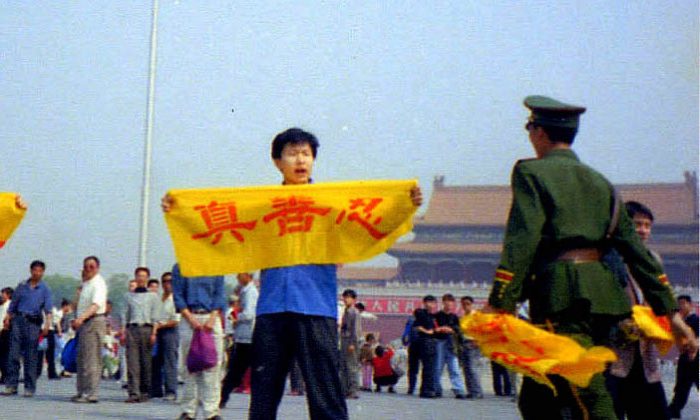 Sur la place Tian An Men, la banderole dit "Vérité, Bonté, Patience" (via Minghui.org)
