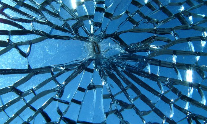 Une image de verre brisé. (Jef Poskanzer / Wikimedia Commons)