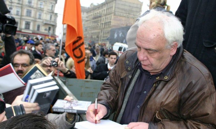 Vladimir Bukovsky signe des dédicaces devant le Centre Sakharov à Moscou, en 2007.(Courtesy Vladimir Bukovsky)