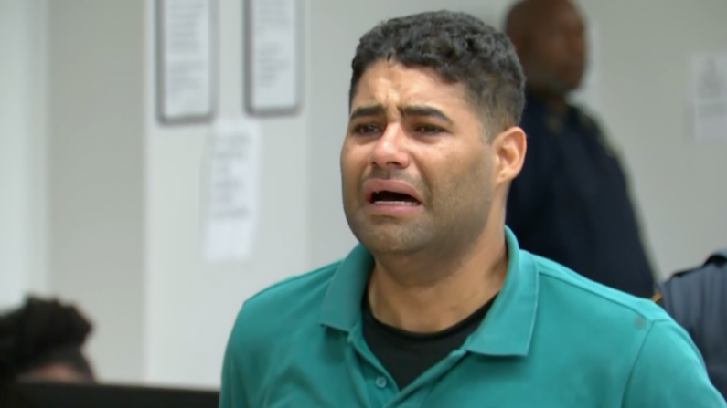 Juan Rodriguez sanglote alors qu'il plaide non coupable d'avoir tué ses jumeaux d'un an à New York le 27 juillet 2019. (Capture d'écran / CNN)