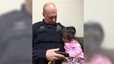 Un homme, contraint de laisser son enfant de 2 ans à l’extérieur de la salle d’audience, voit un policier qui l’attend à son retour