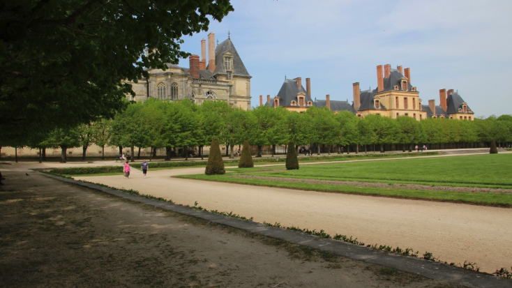 Vue du château de Fontainebleau depuis les jardins. Crédit : PxHere. 
