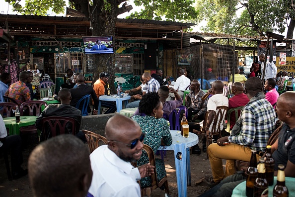 Le nouveau gouverneur Gentiny Ngobila a annoncé que la vente de boissons doit prendre fin une heure avant la fermeture. Photo de John WESSELS / AFP / Getty Images.