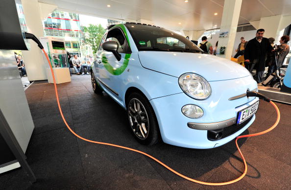 Une voiture Fiat 500 à moteur électrique chargée à un "Electromobility Road Show" à Berlin. (Photo JOHN MACDOUGALL / AFP / Getty Images).