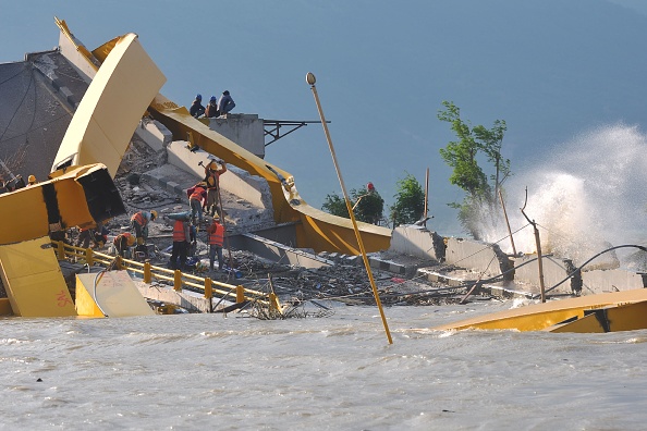 -Illustration. Image du précédent séisme en Indonésie, le 26 octobre 2018 montre des ouvriers indonésiens travaillant sur un pont endommagé touché par le séisme-tsunami à Palu. Photo OLAGONDRONK / AFP / Getty Images.