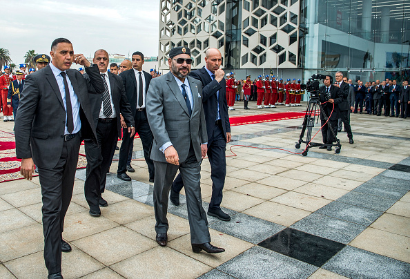-Le roi du Maroc Mohamed VI arrive pour l'inauguration de la nouvelle gare LGV (ligne à grande vitesse) de la gare Agdal de Rabat le 17 novembre 2018. Photo de FADEL SENNA / AFP / Getty Images.